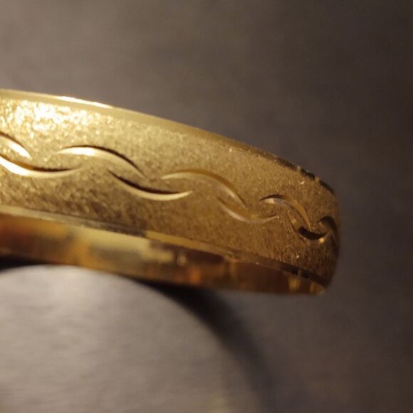 Vintage Trifari Bangle Bracelet 1/2" Gold Tone - Picture 3 of 3